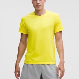Mens- Lululemon- Quick Dry SS - Sz XL- Yellow